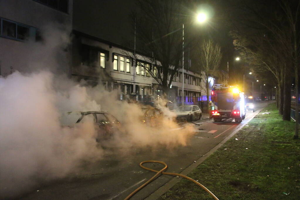 Traangas ingezet en dienstvoertuigen in brand bij rellen