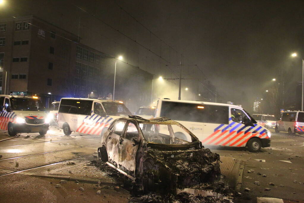 Traangas ingezet en dienstvoertuigen in brand bij rellen