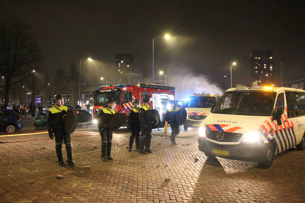 Traangas ingezet en dienstvoertuigen in brand bij rellen