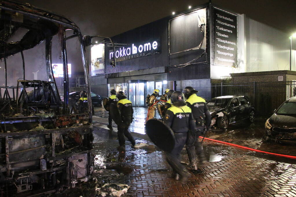 Traangas ingezet en dienstvoertuigen in brand bij rellen