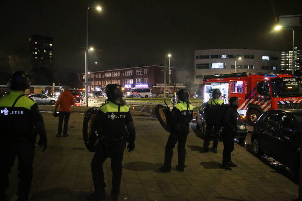 Traangas ingezet en dienstvoertuigen in brand bij rellen