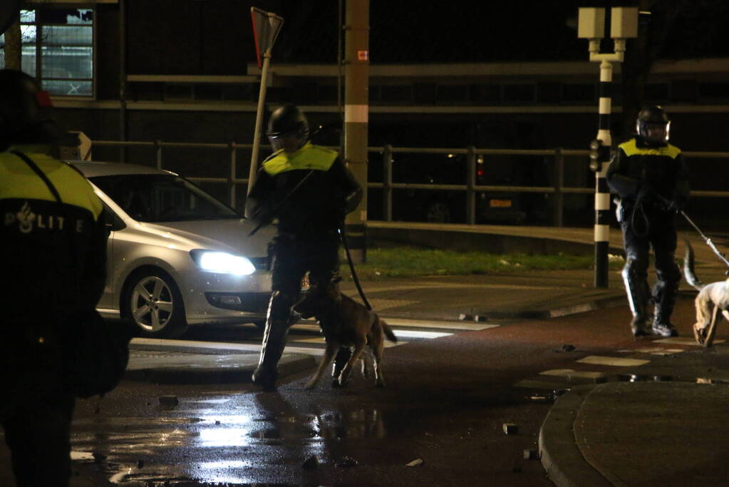 Traangas ingezet en dienstvoertuigen in brand bij rellen