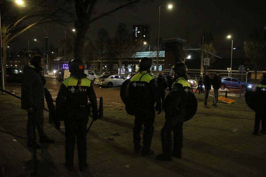 Traangas ingezet en dienstvoertuigen in brand bij rellen