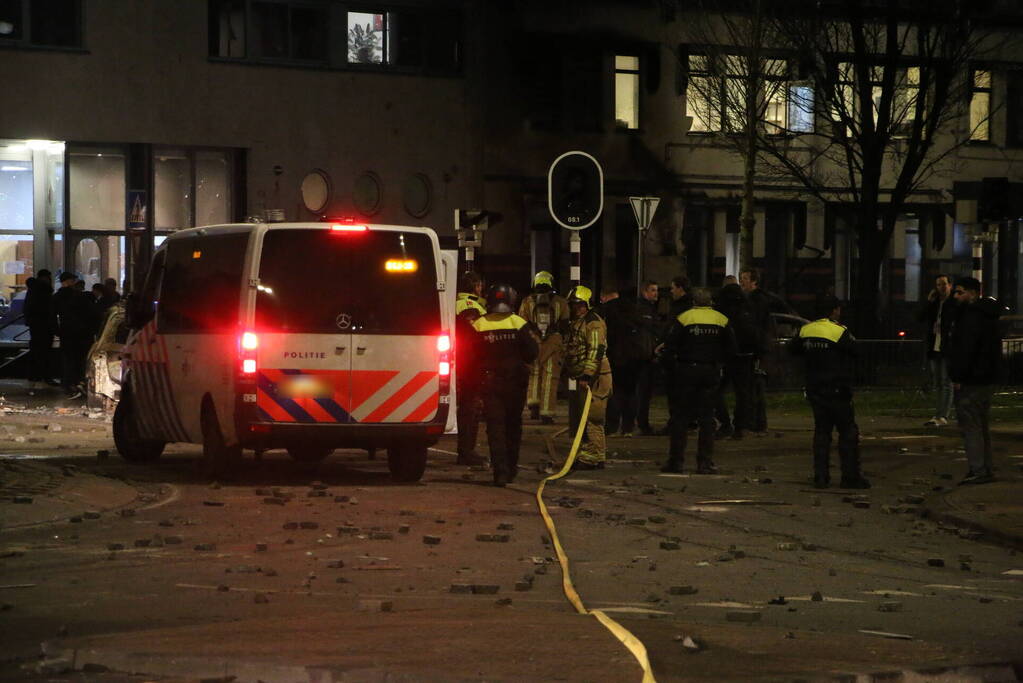 Traangas ingezet en dienstvoertuigen in brand bij rellen