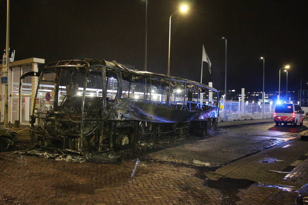 Traangas ingezet en dienstvoertuigen in brand bij rellen