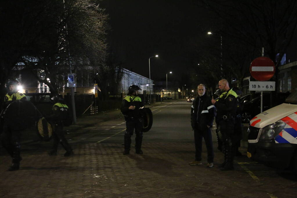 Traangas ingezet en dienstvoertuigen in brand bij rellen