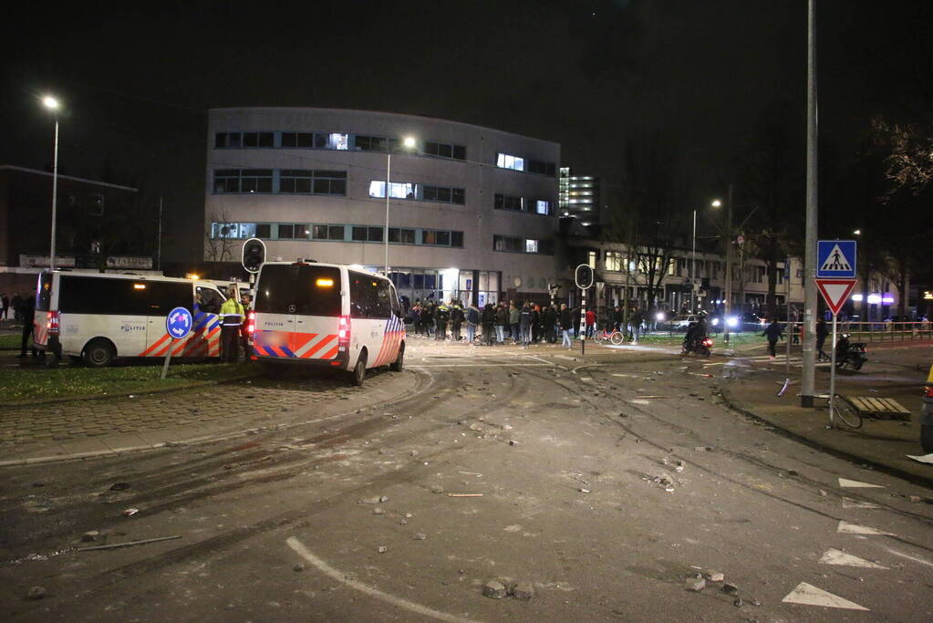 Traangas ingezet en dienstvoertuigen in brand bij rellen