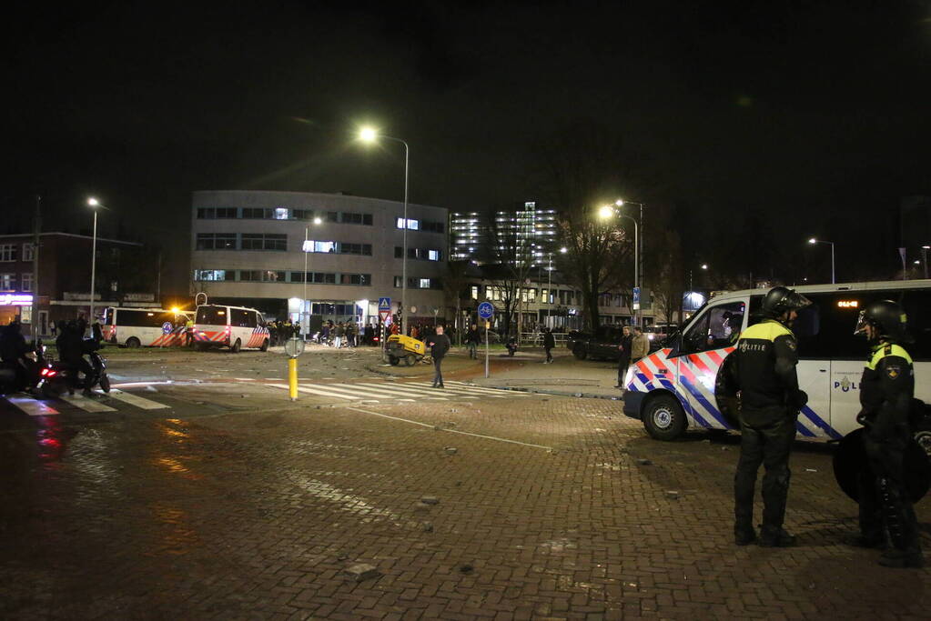 Traangas ingezet en dienstvoertuigen in brand bij rellen