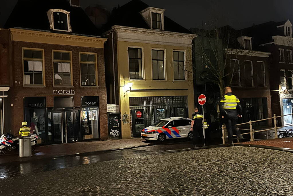 Zoekactie naar persoon op dak van gebouw