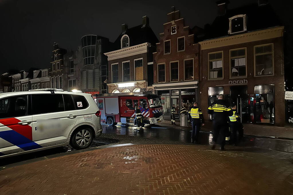 Zoekactie naar persoon op dak van gebouw