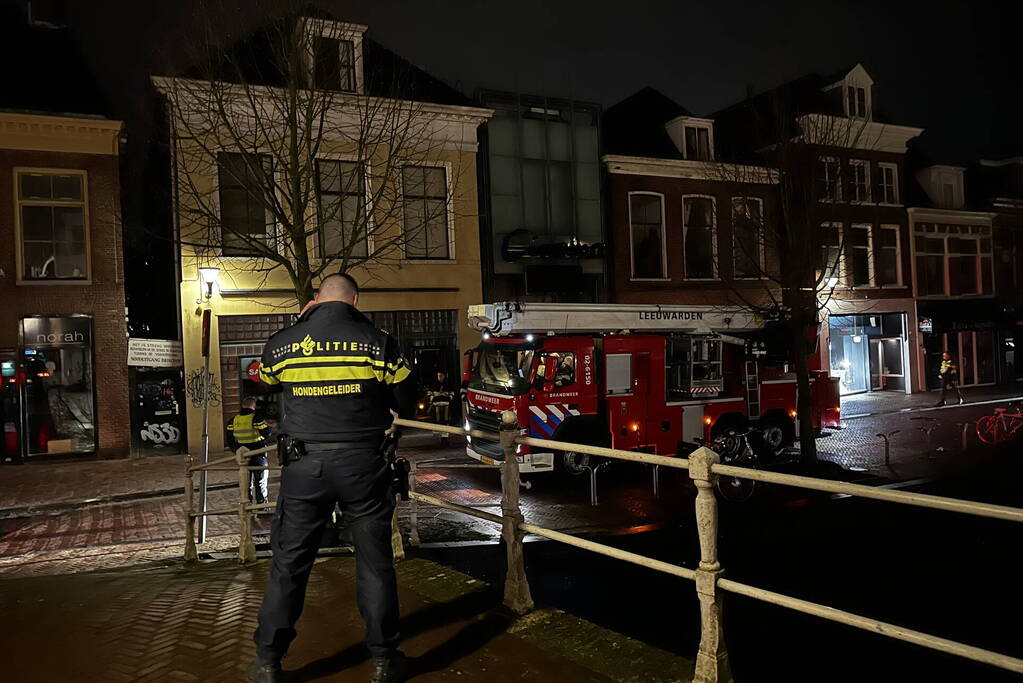 Zoekactie naar persoon op dak van gebouw