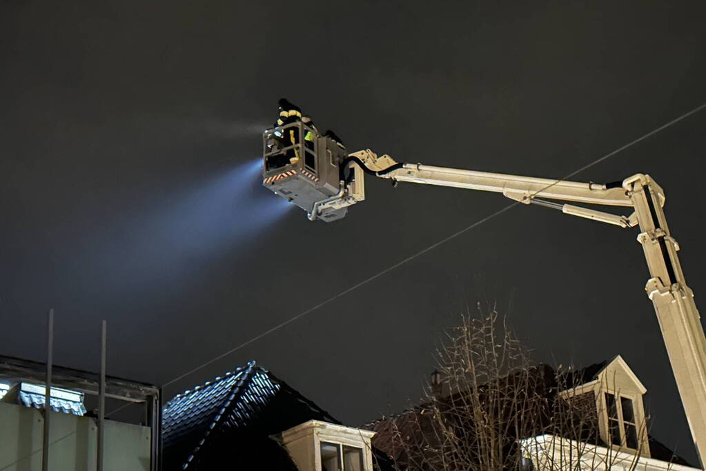 Zoekactie naar persoon op dak van gebouw