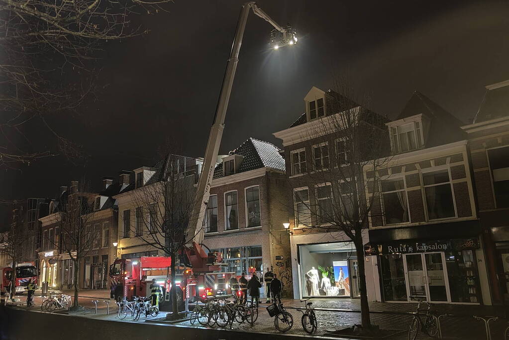 Zoekactie naar persoon op dak van gebouw