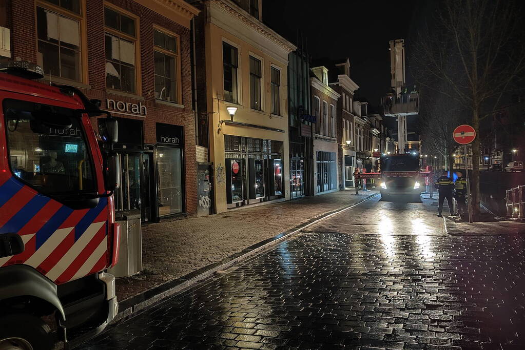 Zoekactie naar persoon op dak van gebouw