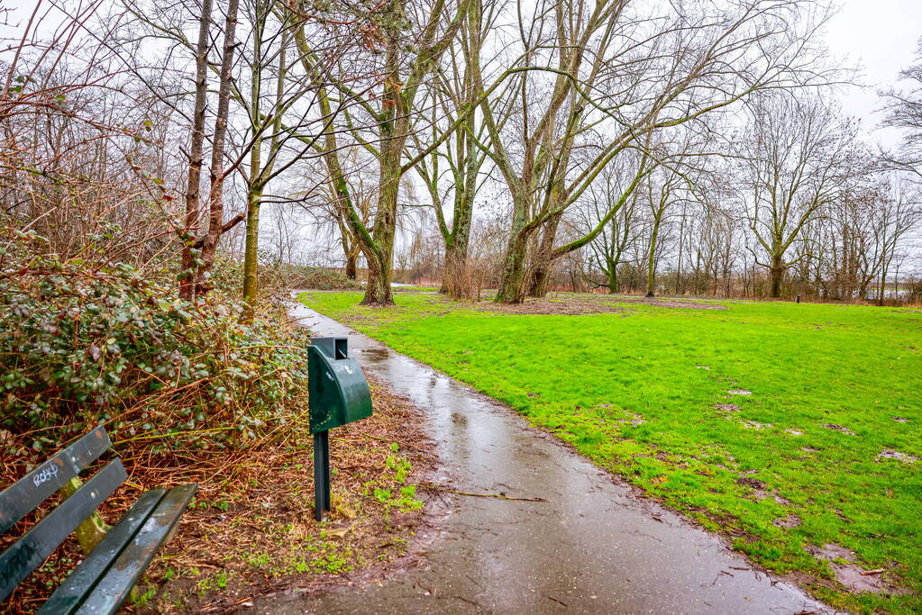 Man en hond gewond bij steekincident in park