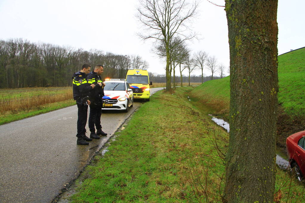 Automobilist verliest macht over stuur en belandt in sloot