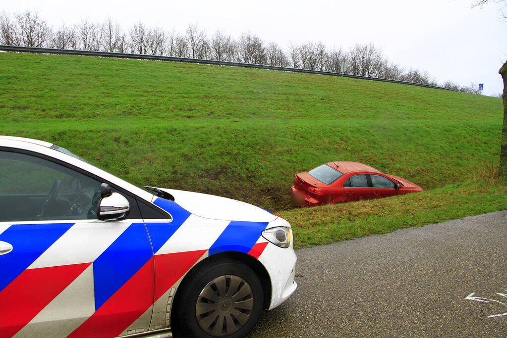 Automobilist verliest macht over stuur en belandt in sloot