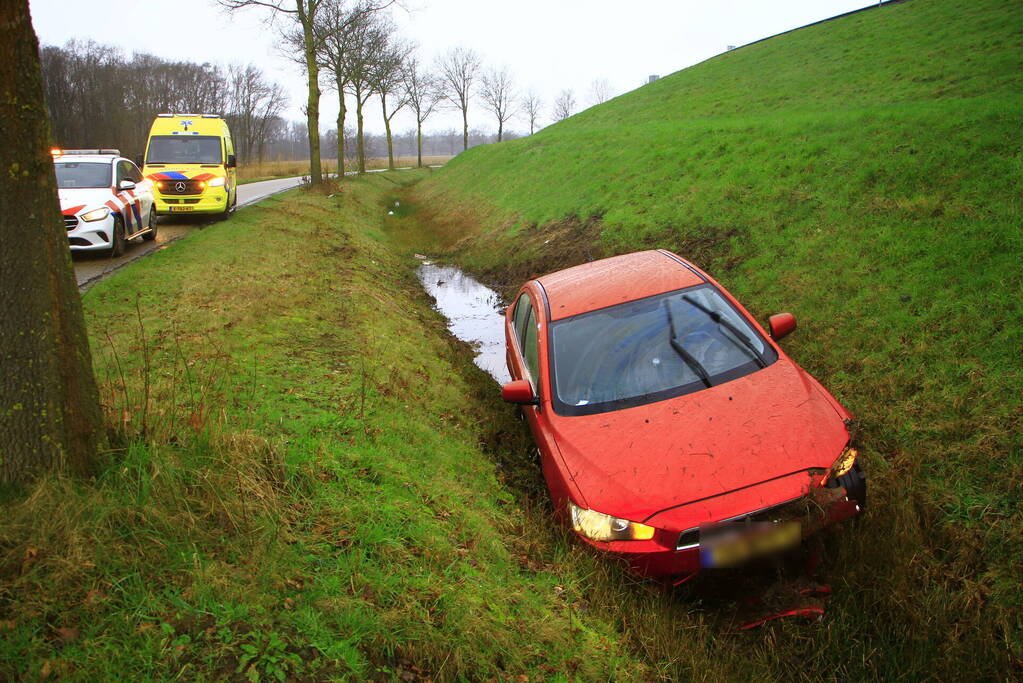 Automobilist verliest macht over stuur en belandt in sloot