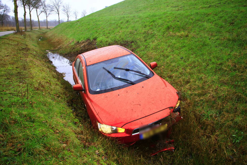 Automobilist verliest macht over stuur en belandt in sloot