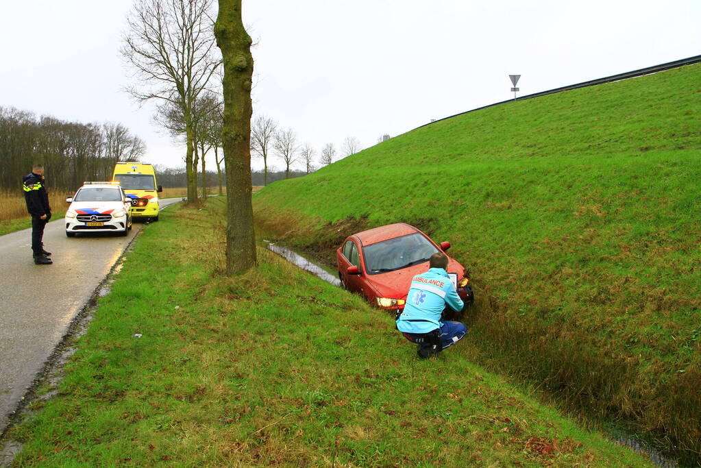 Automobilist verliest macht over stuur en belandt in sloot