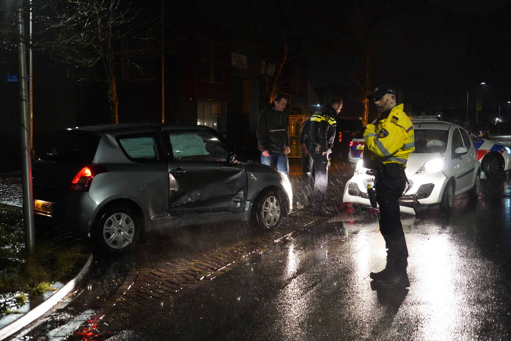 Twee automobilisten botsen op kruising