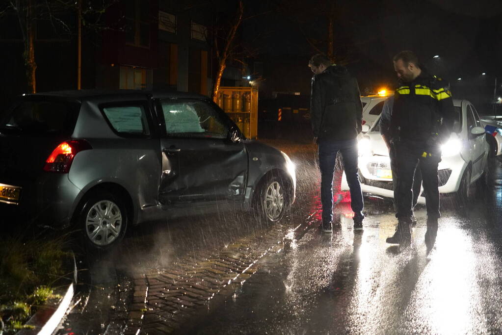 Twee automobilisten botsen op kruising