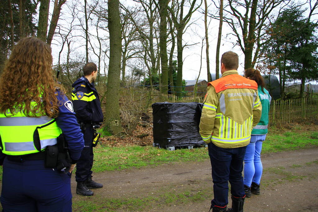 Brandweer verricht metingen bij gedumpte IBC-container