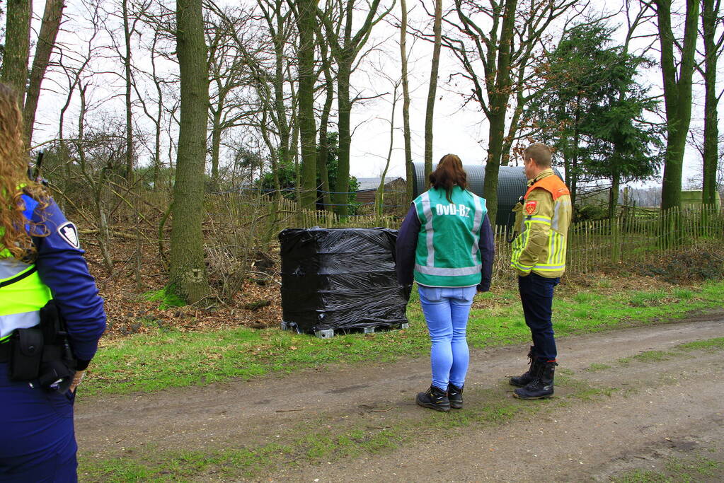 Brandweer verricht metingen bij gedumpte IBC-container