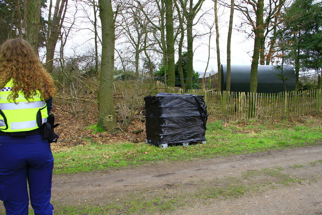 Brandweer verricht metingen bij gedumpte IBC-container