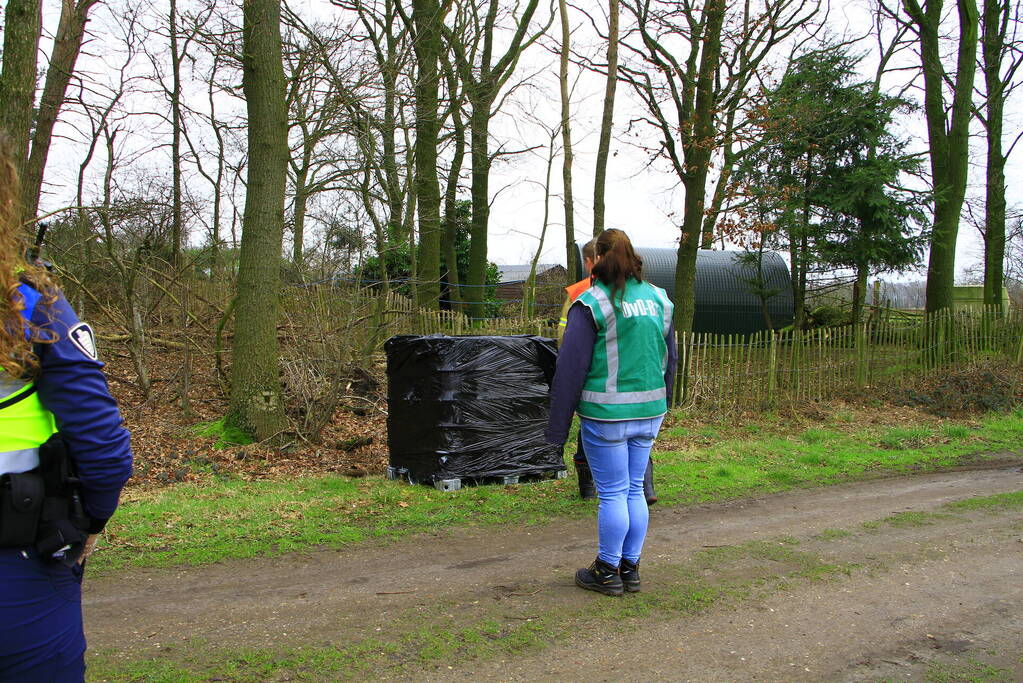 Brandweer verricht metingen bij gedumpte IBC-container