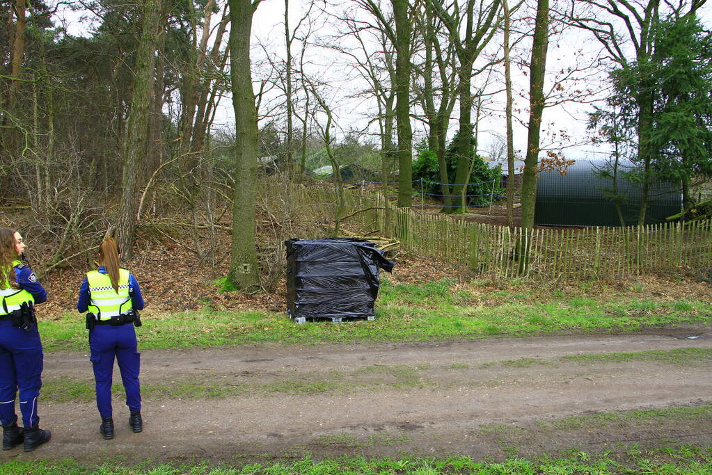 Brandweer verricht metingen bij gedumpte IBC-container