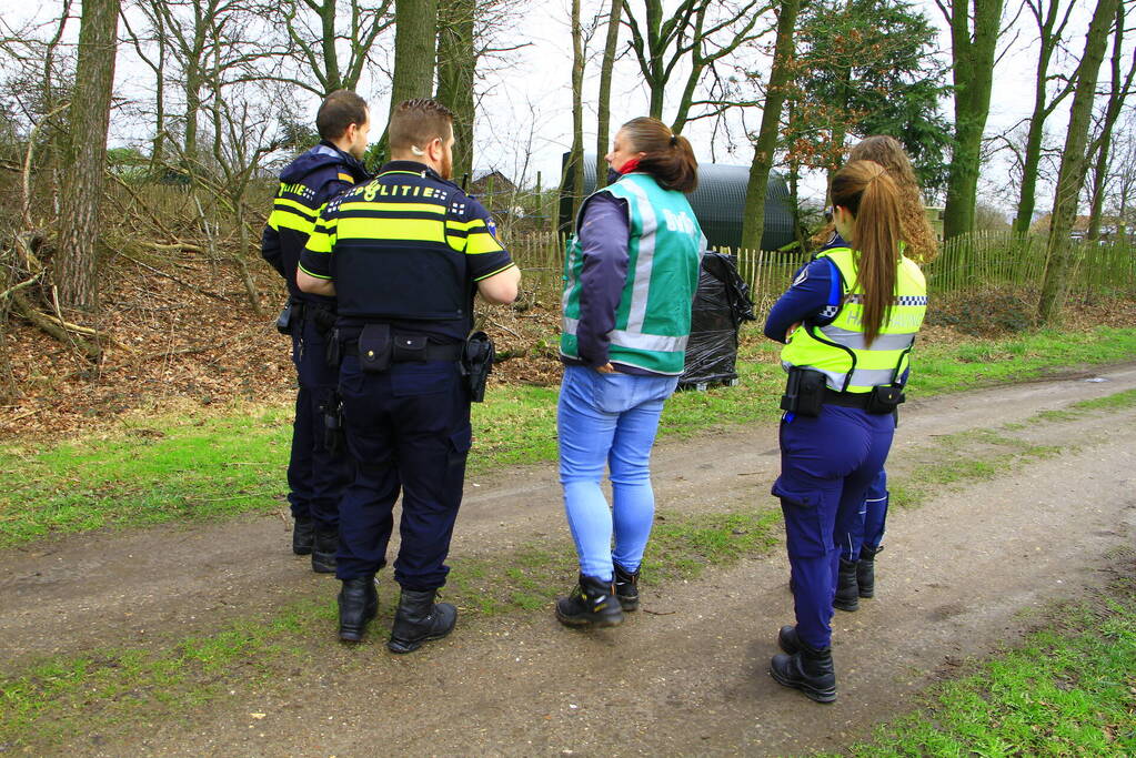 Brandweer verricht metingen bij gedumpte IBC-container