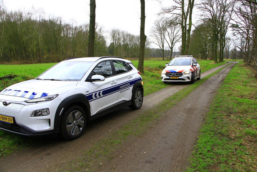 Brandweer verricht metingen bij gedumpte IBC-container