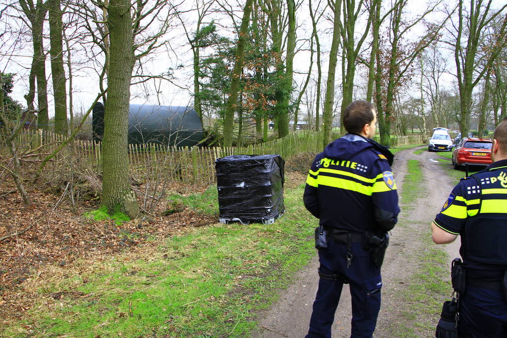 Brandweer verricht metingen bij gedumpte IBC-container