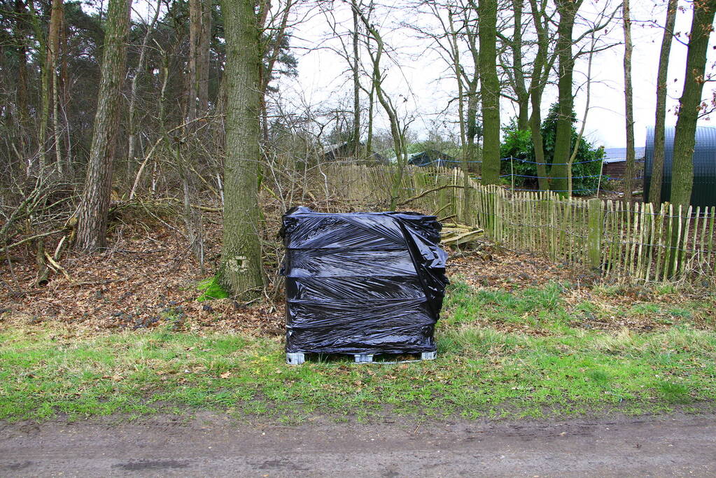 Brandweer verricht metingen bij gedumpte IBC-container