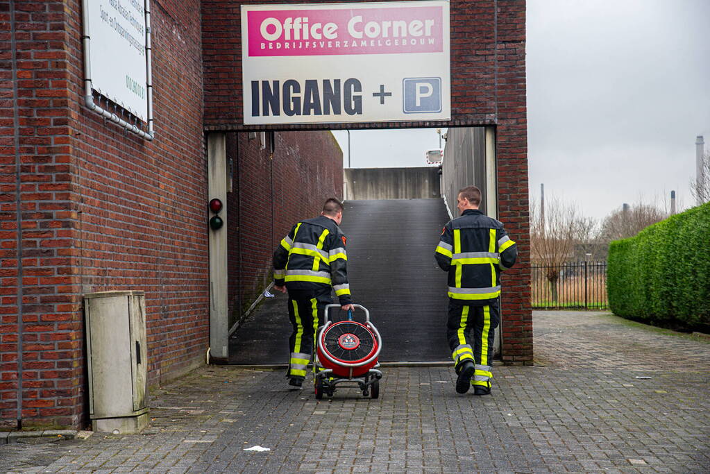 Brandweer ventileert bedrijfspand na melding van vreemde lucht