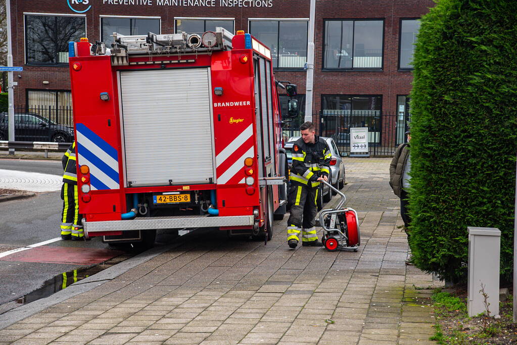 Brandweer ventileert bedrijfspand na melding van vreemde lucht