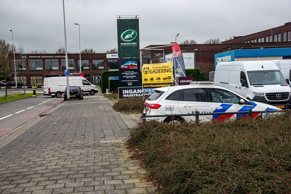 Brandweer ventileert bedrijfspand na melding van vreemde lucht