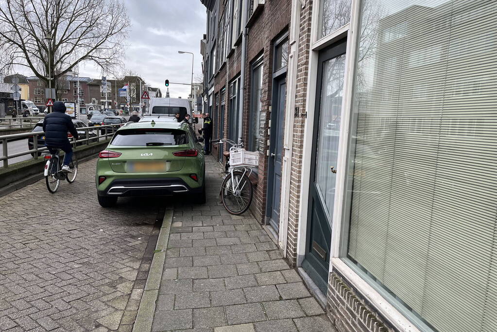 Politie doet onderzoek in een woning na aantreffen overleden persoon