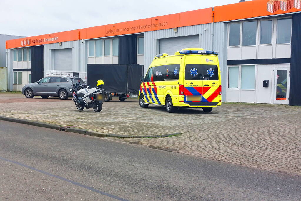 Persoon gecontroleerd door ambulancepersoneel na ongeval