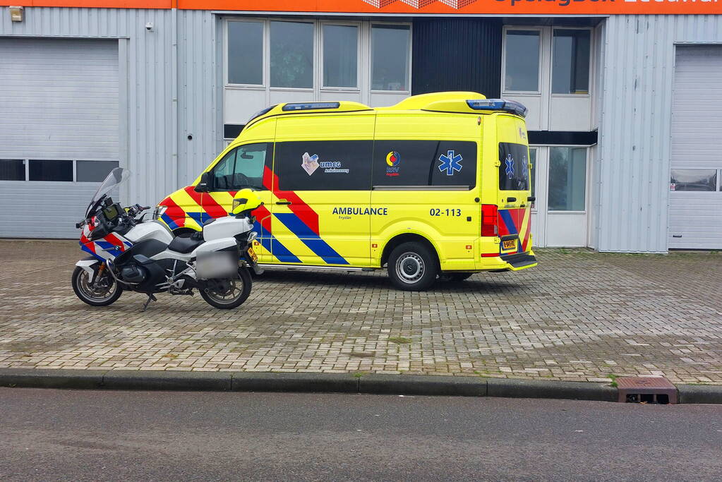 Persoon gecontroleerd door ambulancepersoneel na ongeval