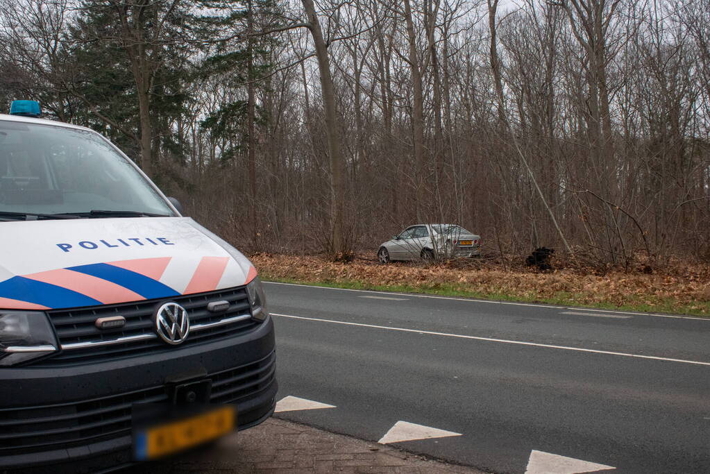 Auto raakt van weg en belandt in de bosschages