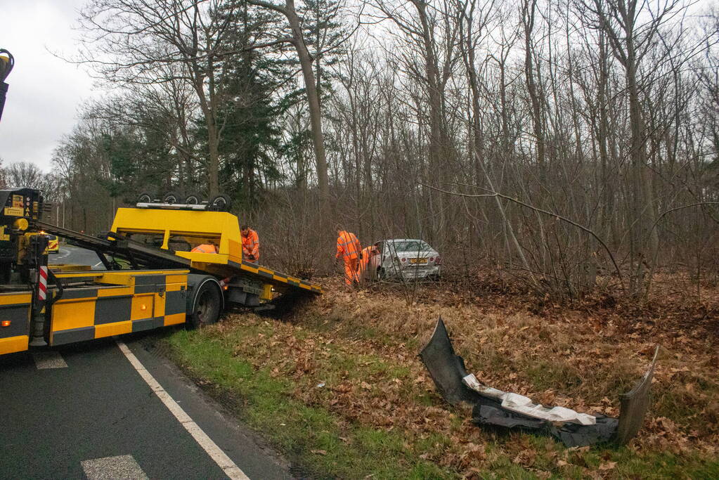 Auto raakt van weg en belandt in de bosschages