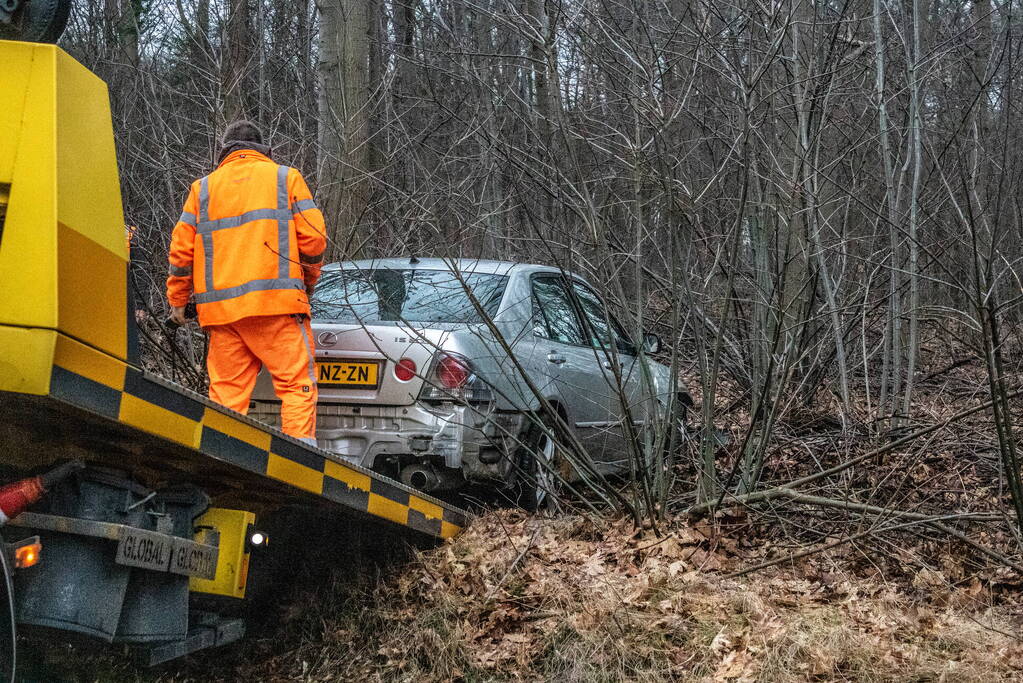 Auto raakt van weg en belandt in de bosschages