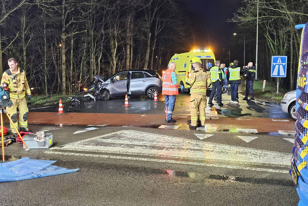 Meerdere auto's betrokken bij dodelijk ongeval op-en afrit A30