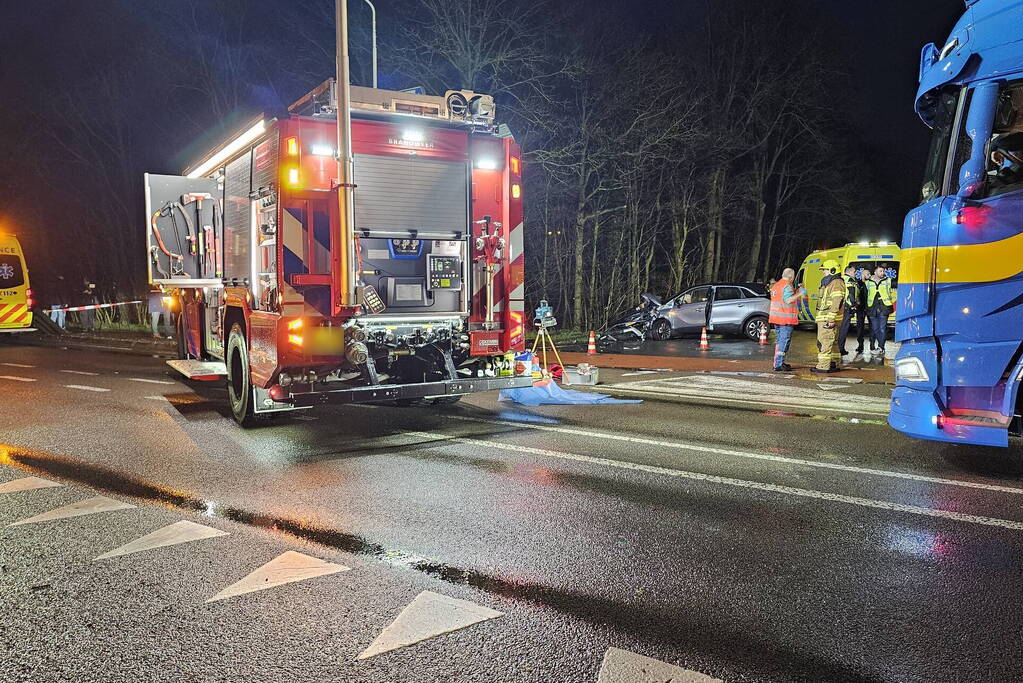 Meerdere auto's betrokken bij dodelijk ongeval op-en afrit A30