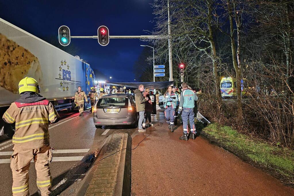 Meerdere auto's betrokken bij dodelijk ongeval op-en afrit A30