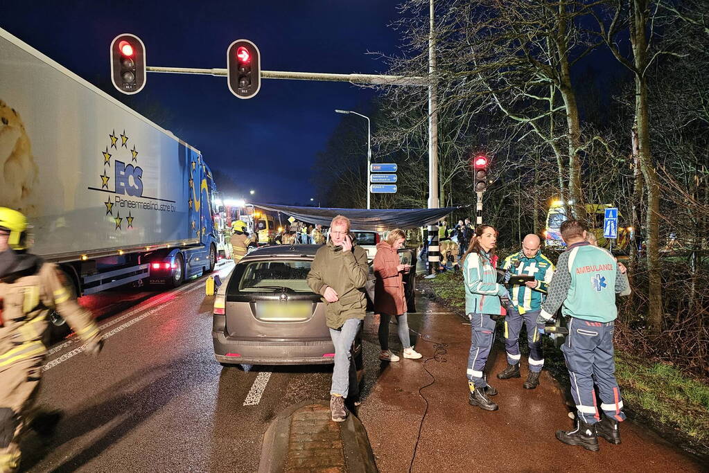 Meerdere auto's betrokken bij dodelijk ongeval op-en afrit A30