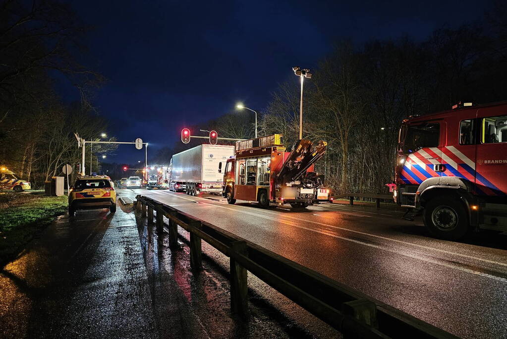 Meerdere auto's betrokken bij dodelijk ongeval op-en afrit A30