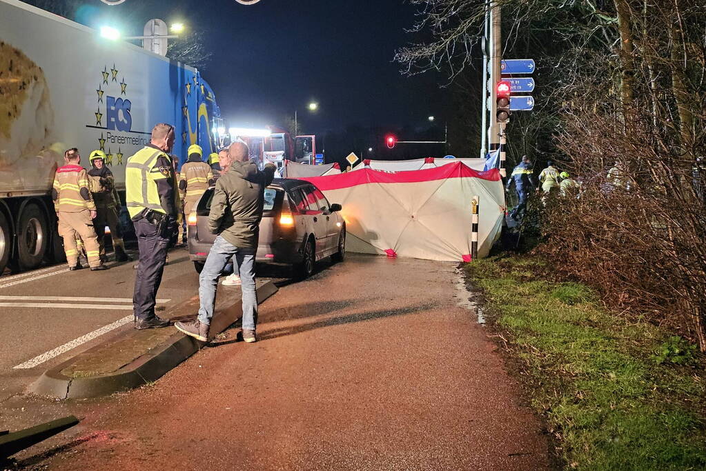 Meerdere auto's betrokken bij dodelijk ongeval op-en afrit A30